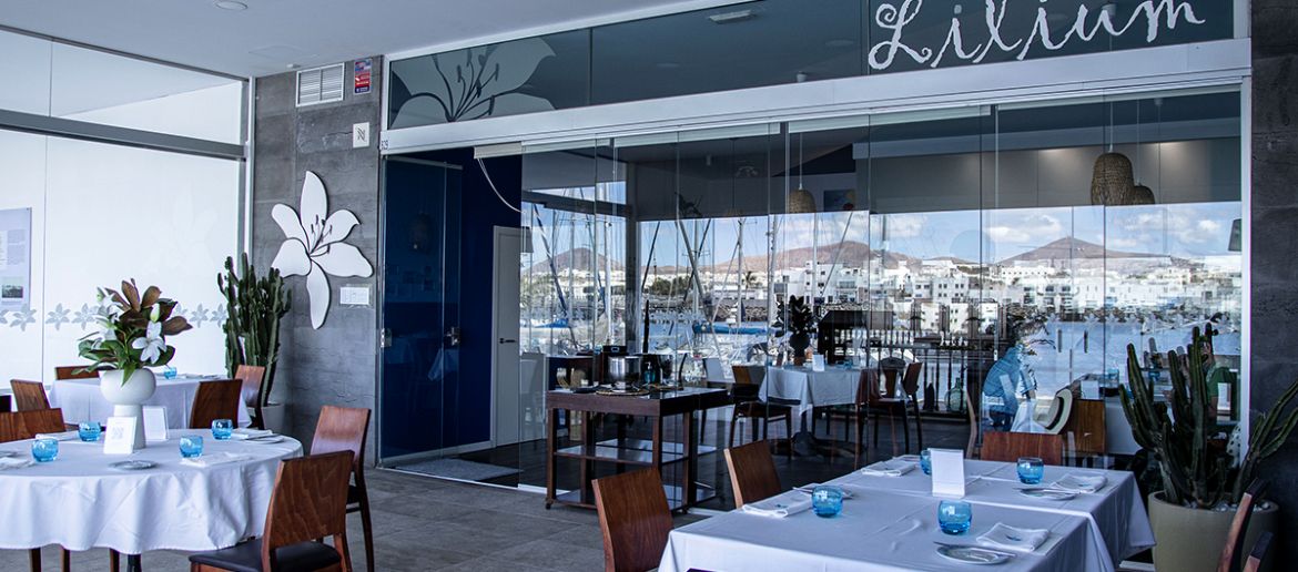 lilium-restaurante-marina-lanzarote-terraza