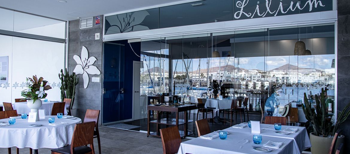 lilium-restaurante-marina-lanzarote-terraza-